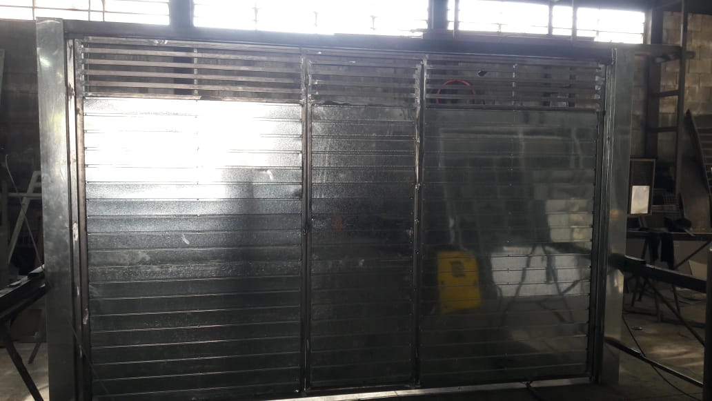 Portão metálico em fabricação