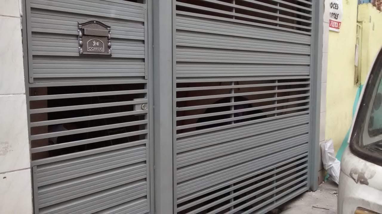 Portão cinza com faixas vazadas