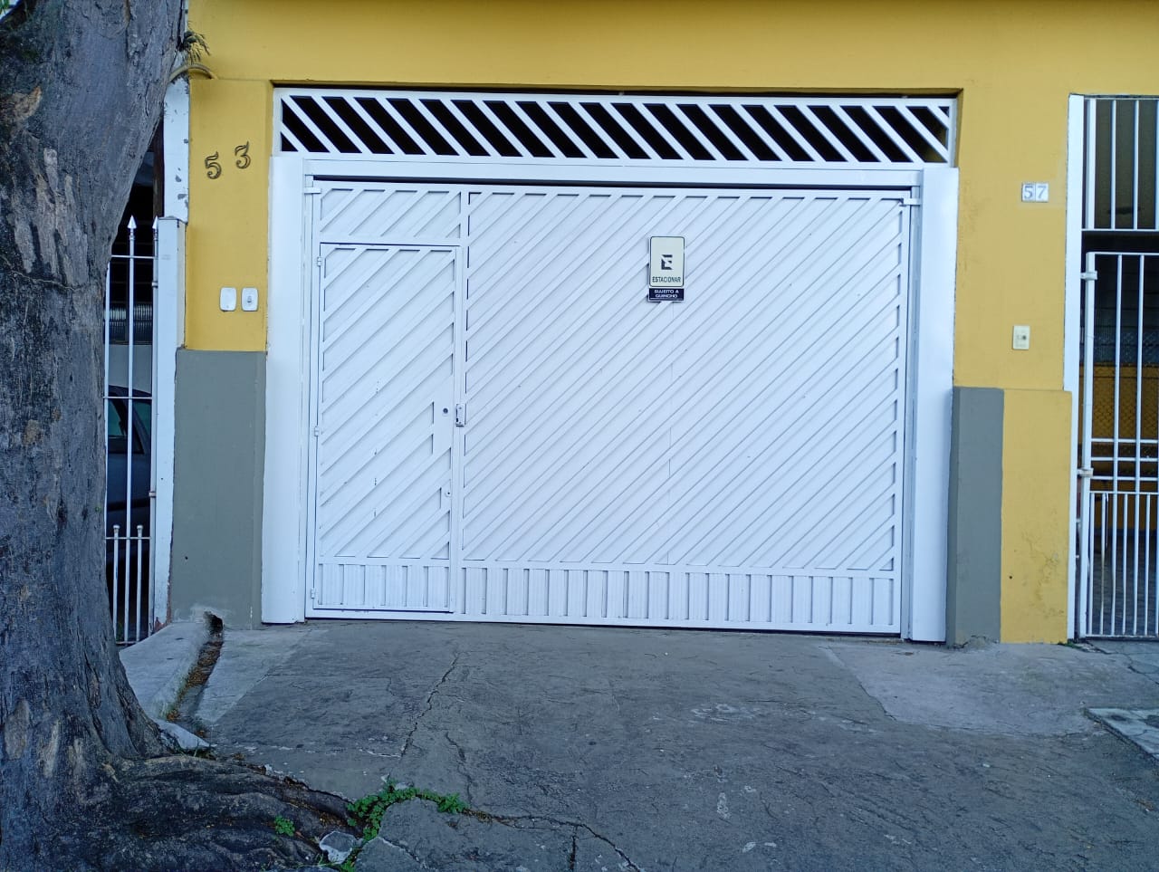 Portão branco residencial