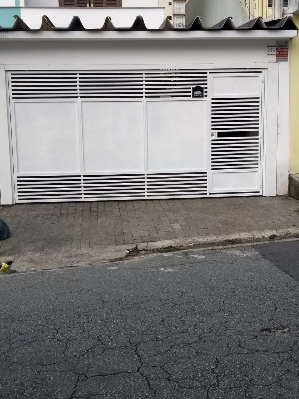 Portão branco instalado