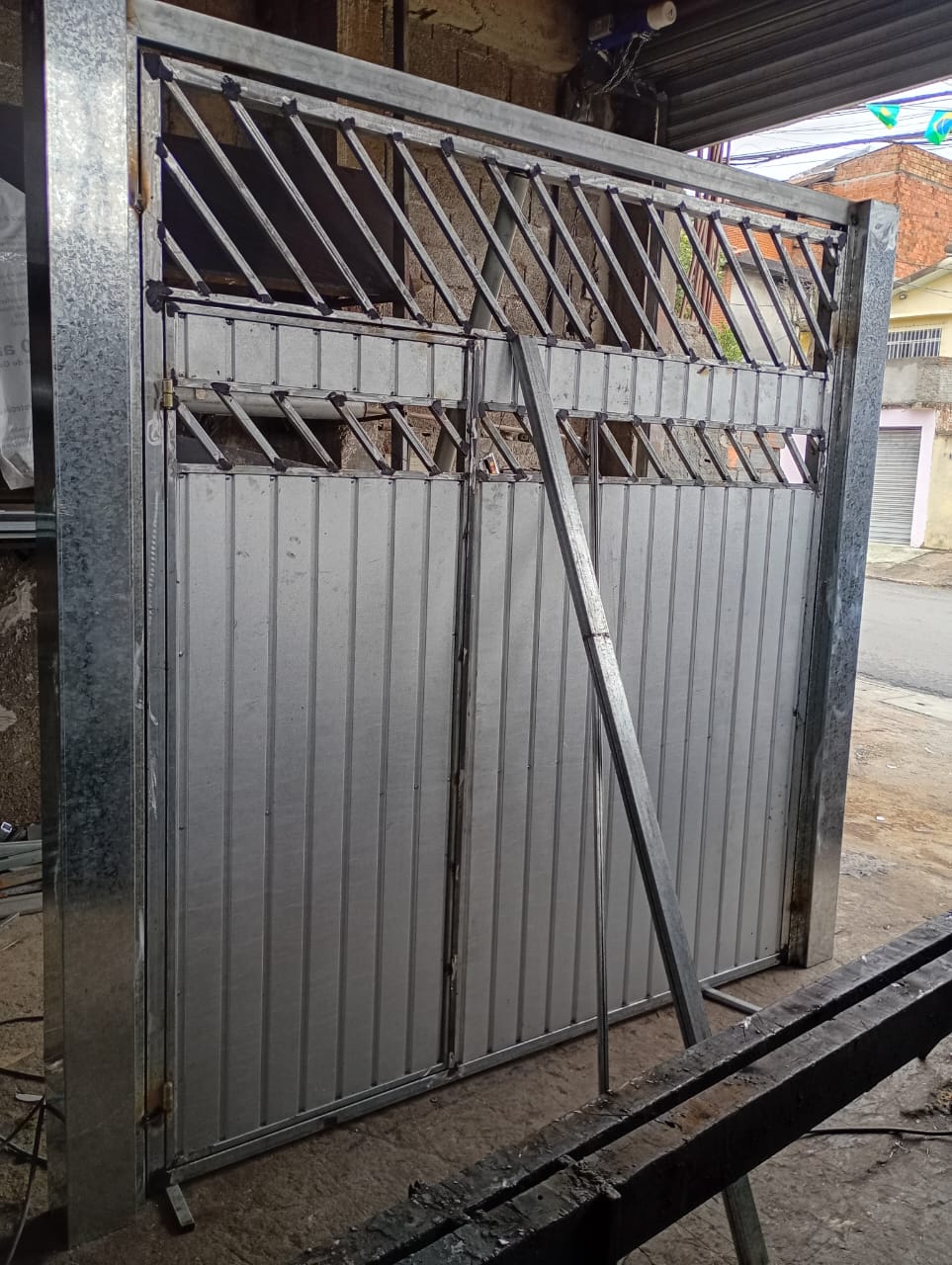 Proteção metálica instalada com segurança