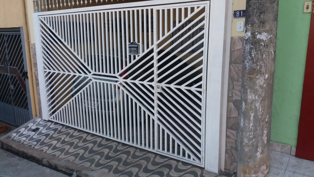 Portão branco com barras diagonais fabricado sob medida