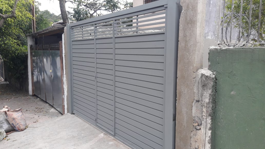Portão moderno cinza com acabamento horizontal