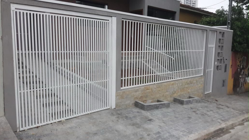 Grade branca residencial instalada em fachada