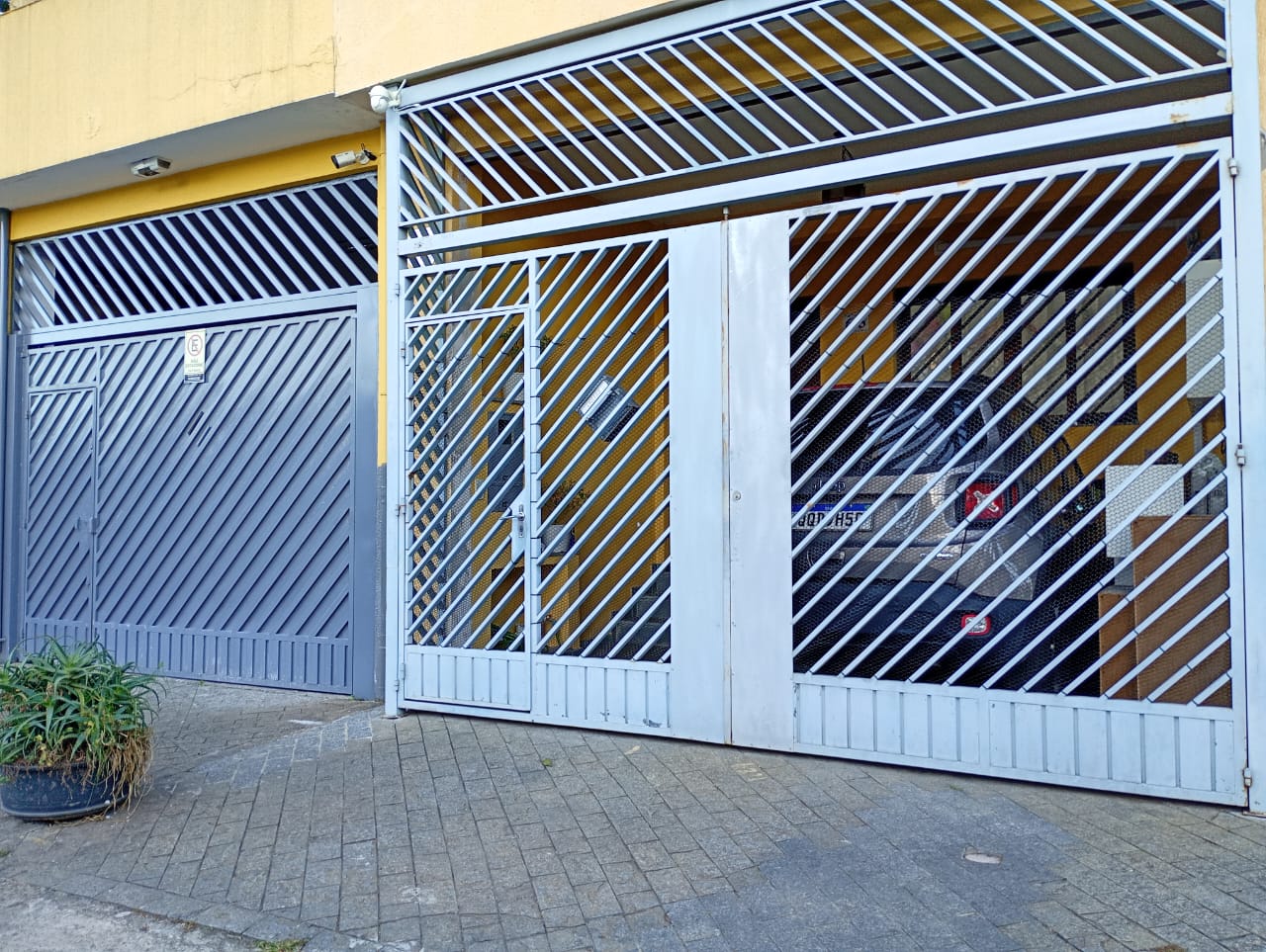 Portão branco com composição geométrica