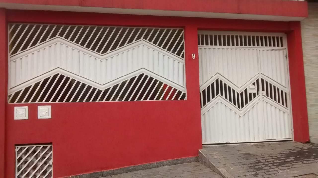 Portão cinza moderno com porta social integrada